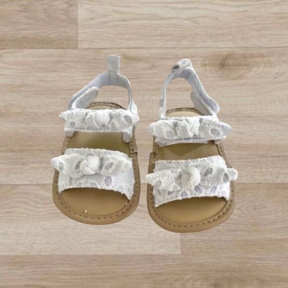 OshKosh B'gosh White Eyelet Lace Knot Baby Girl Sandals Size 1‎ (0-3 months) - Picture 1 of 11